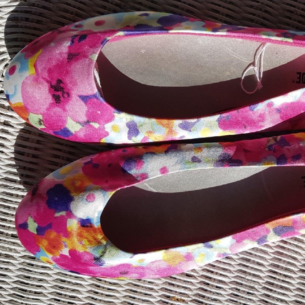 Like New / Floral Flats